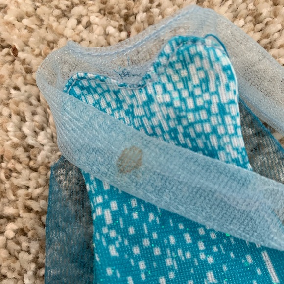 DISNEY FROZEN 2 ELSA DOLL W/ ICE POWERS & EXTRA DRESS - Picture 2 of 7